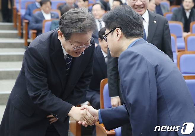 이재명 더불어민주당 대표와 홍익표 원내대표가 6일 오후 서울 여의도 국회에서 열린 의원총회에서 악수를 나누고 있다. 2024.2.6/뉴스1 ⓒ News1 임세영 기자