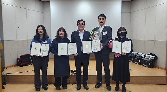 지난달 30일 동작구자원봉사센터에서 열린 유공자 시상식에서 팜젠사이언스 GA팀 이상음 매니저(왼쪽에서 네번째)가 표창을 수상했다.