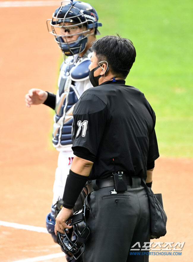 박종철 구심이 로봇심판 장비를 착용한 채 경기에 나서고 있다. 잠실=허상욱 기자 wook@sportschosun.com