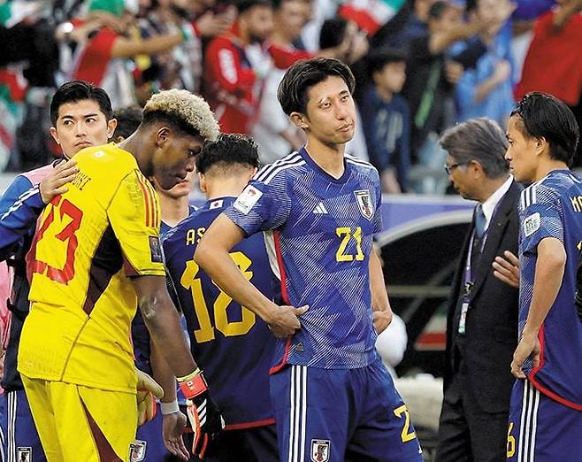 일본 선수단이 3일 이란에 져 8강에서 탈락하자 낙담하고 있다. /로이터 뉴스1