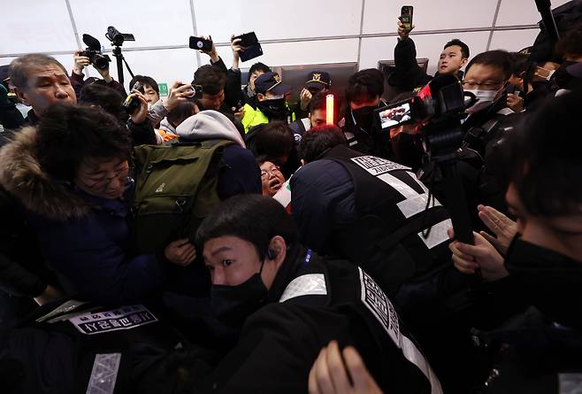 전장연 회원들이 서울역 지하철 1호선에서 열차 탑승을 시도하고 있다. /뉴시스