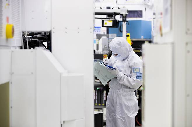 삼성전자 반도체 팹(공장)에서 한 연구원이 공정 과정을 점검하고 있다. /삼성전자 제공