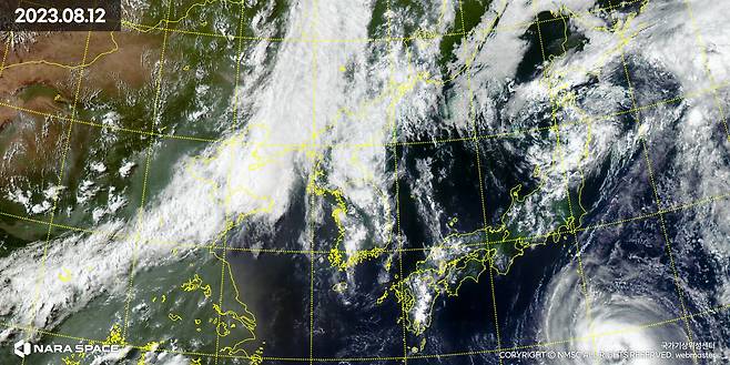 정지궤도복합위성인 천리안2호가 지난해 8월 12일 동북아시아 상공을 촬영한 사진을 보면 한반도 일대가 구름에 감싸여 있다. /국가기상위성센터