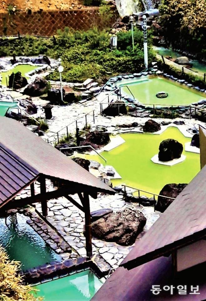 8가지 다른 색과 성분, 온도를 가진 노천탕이 있는 만자코겐 온천