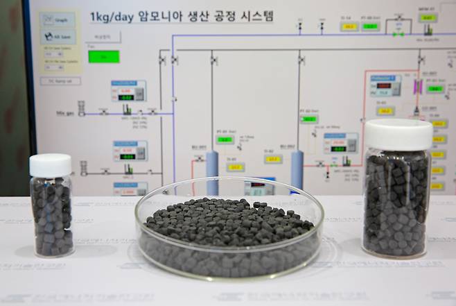 한국에너지기술연구원이 세계 최고 수준의 저압 암모니아 합성 촉매 양산법을 개발했다. 사진은 펠릿 형태로 구현한 실제 촉매.