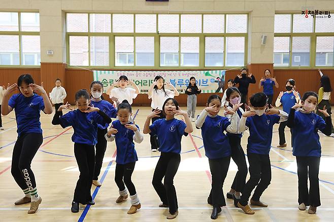 송린초등학교 늘봄학교 맞춤형 프로그램 치어리딩부 ‘블루웨이브’ 공연반 수강 학생들이 학내 강당에서 치어리딩 연습을 하고 있다. (ⓒ문화체육관광부 국민소통실, 무단 전재-재배포 금지)