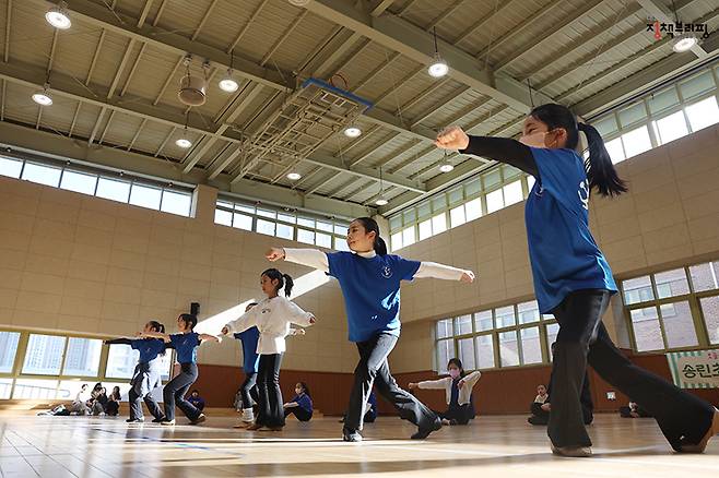 송린초등학교 늘봄학교 맞춤형 프로그램인 치어리딩부 ‘블루웨이브’ 공연반이 학내 강당에서 치어리딩 연기를 위해 동작을 맞추고 있다. (ⓒ문화체육관광부 국민소통실, 무단 전재-재배포 금지)