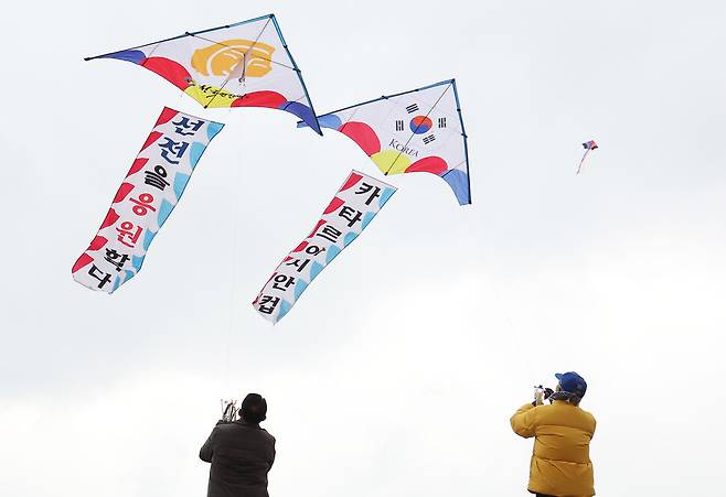 6일 오후 경기도 수원시 세계문화유산 화성 창룡문에서 2023 아시아축구연맹(AFC) 카타르아시안컵 4강전을 앞두고 한국연연맹 회원들이 한국 대표팀의 선전을 기원하며 연을 날리고 있다. 연합뉴스