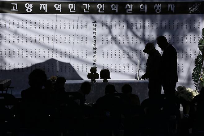 한국전쟁민간인희생자고양유족회 유가족들이 2015년 10월3일 경기도 고양시 일산서구 황룡산 남쪽 끝자락 금정굴 입구에서 위령제를 준비하고 있다. 일제강점기 때 금광이었던 금정굴 수직갱도에는 1950년 9·28 서울 수복 직후 경기도 고양·파주지역 주민 153명 이상 부역 혐의가 의심되거나 그 가족이라는 이유로 적법절차 없이 경찰·치안대(의용경찰)·태극단 등에 의해 집단으로 총살당한 뒤 암매장됐다. 김봉규 선임기자