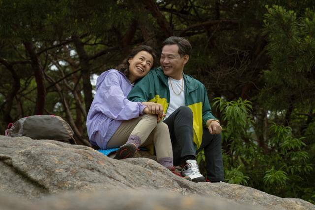 드라마 'LTNS'에서 황혼을 앞둔 영애(왼쪽, 양말복)와 백호(정진영)는 산에서 사랑을 키운다. 티빙 제공