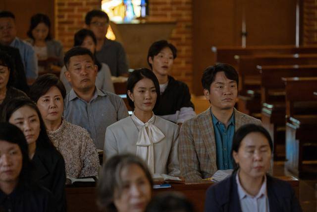 드라마 'LTNS'에서 수지(두 번째 줄 오른쪽 두 번째, 황현빈)가 남편과 교회에서 예배를 드리고 있다. 그 뒤엔 그의 여자친구인 초원(김승비)이 앉아 있다. 티빙 제공