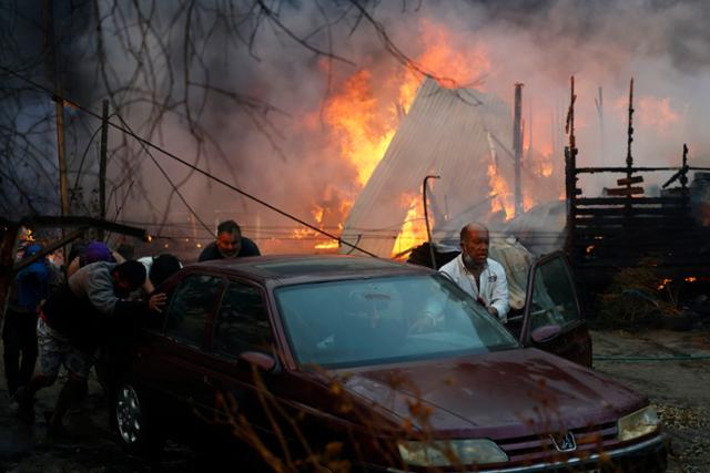 칠레 중부 발파라이소주(州) 빌라알레마나 주민들이 지난 2일 도시를 덮친 산불을 피해 대피하고 있다. 빌라알레마나=AP 연합뉴스