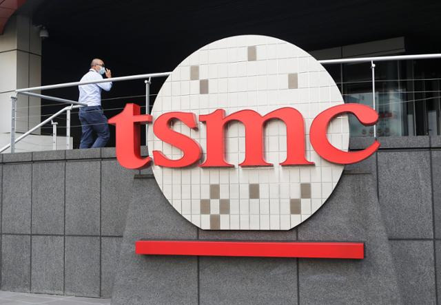 대만 신주시 TSMC 본사에 지난 2021년 10월 회사 로고가 걸려있다. 신주=AP 연합뉴스