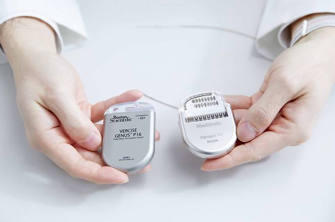 뇌심부자극술에 이용되는 배터리/사진=신지호 사진기자​