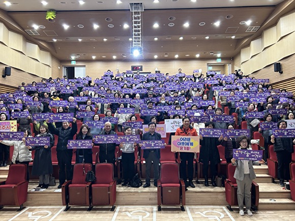 청주시자원봉사센터가 나눔 문화 확산을 위한 온기 나눔 캠페인을 하고 있다. [사진=청주시]