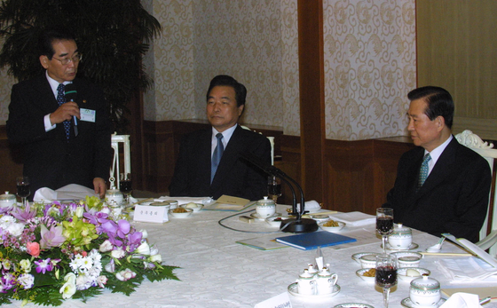 한국은 IMF 구제금융을 받은지 3년 8개월만인 2001년 8월 23일 지원자금을 전액 상환했다. 김대중 대통령(오른쪽 첫번째)은 이한동 총리(가운데)와 진념 경제부총리 등 70명을 초청해 IMF 체제 조기졸업을 기념하는 만찬을 열었다. [중앙포토]