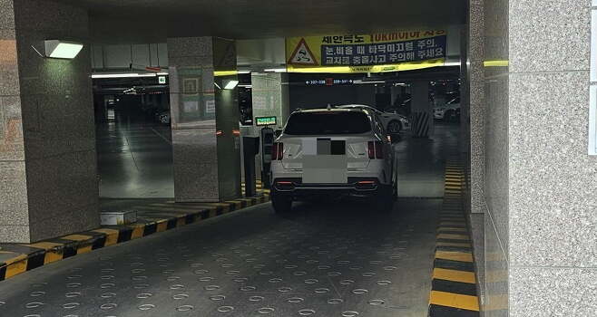 서울시 강동구 상일동에 있는 ‘고덕아르테온’ 상가 출입구를 막고 있는 차량. 사진=온라인커뮤니티
