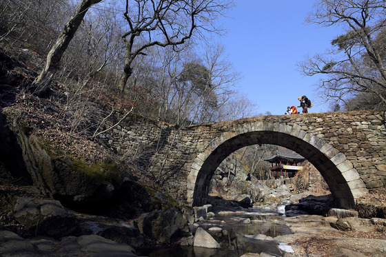 A pathway to a temple in Songgwang-myeon in Suncheon, South Jeolla [YONHAP]