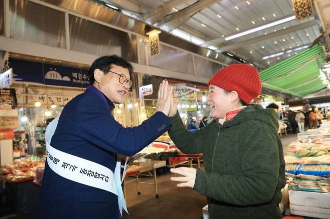 김대권 수성구청장이 6일 오후 신매동 신매시장에서 열린 장보기 행사에 참석해 상인들을 격려하고 있다. (수성구 제공) 2024.02.06