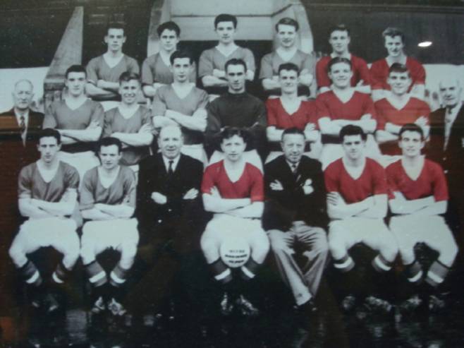 사고로 '특급 재능'으로 불리던 던컨 에드워즈를 포함해 8명의 맨유 선수가 사망했다. 사진은 당시 맨유 선수단으로 참사 사망자들이 붉게 칠해진 모습. /사진=맨체스터 유나이티드 제공