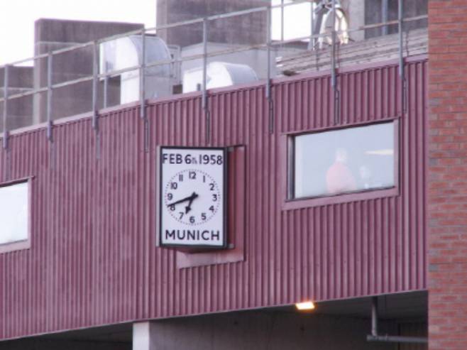 기념비, 액자, 추모비, 추도식 등 참사로부터 60여년이 흐른 지금까지도 추모 물결이 이어지고 있다. 사진은 맨체스터 유나이티드 홈 구장에 걸린 추모 시계의 모습. /사진=맨체스터 유나이티드 제공