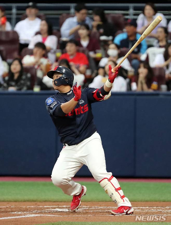 [서울=뉴시스] 김선웅 기자 = 28일 서울 구로구 고척스카이돔에서 열린 2023 프로야구 롯데 자이언츠와 키움 히어로즈의 경기, 2회초 1사 주자 3루 상황 롯데 8번타자 한동희가 타격하고 있다. 중견수 희생플라이로 아웃, 3루주자 유강남 홈인으로 득점. 2023.05.28. mangusta@newsis.com