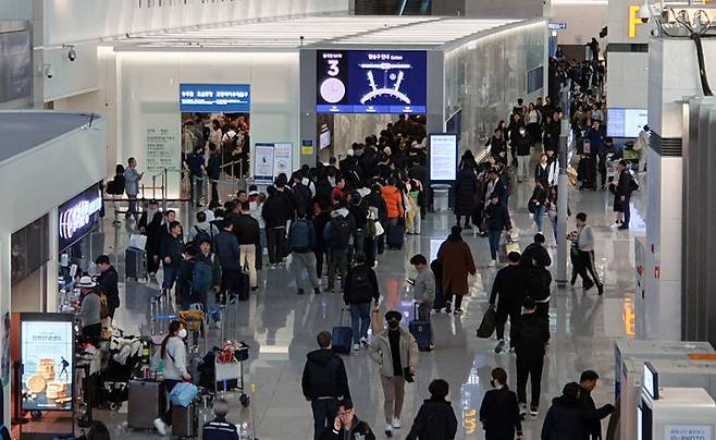 [서울=뉴시스] 홍찬선 기자 = 지난해 12월27일 인천국제공항 제1여객터미널 출국장에 승객들이 붐비고 있다. 2024.02.06. mania@newsis.com *재판매 및 DB 금지