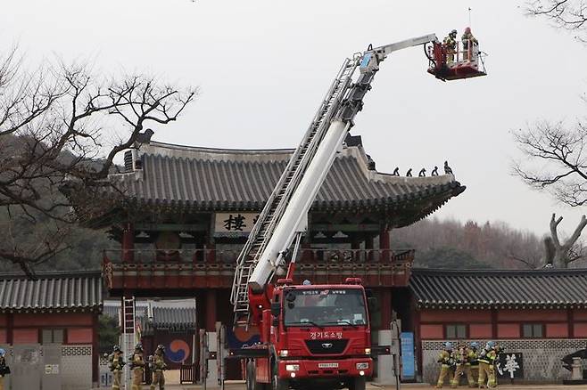 [수원=뉴시스] 문화재 화재 진압 훈련 모습. (사진=경기도소방재난본부 제공) 2024.2.6. photo@newsis.com *재판매 및 DB 금지