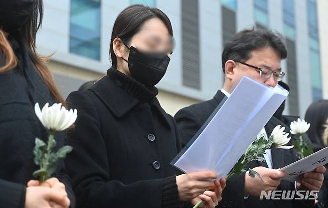 [수원=뉴시스] 김종택 기자 = 웹툰 작가 주호민 씨의 아들을 정서적으로 학대한 혐의로 1심에서 유죄 판단을 받은 특수교사 A씨가 6일 경기도 수원지방법원에서 항소장을 제출하기 앞서 기자회견을 하고 있다. 2024.02.06. jtk@newsis.com