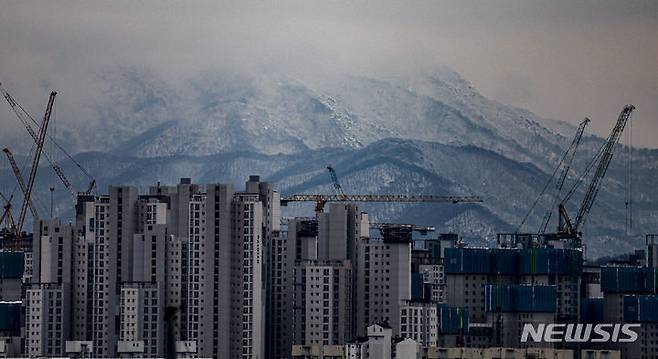 [서울=뉴시스] 정병혁 기자 = 6일 서울 용산구에서 바라본 청계산에 전 날 내린 눈으로 설경이 펼쳐져 있다. 2024.02.06. jhope@newsis.com