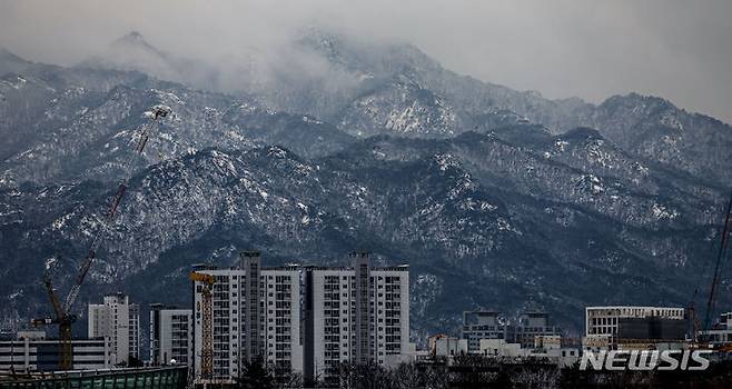 [서울=뉴시스] 정병혁 기자 = 6일 서울 서초구 잠수교에서 바라본 관악산에 전 날 내린 눈으로 설경이 펼쳐져 있다. 2024.02.06. jhope@newsis.com