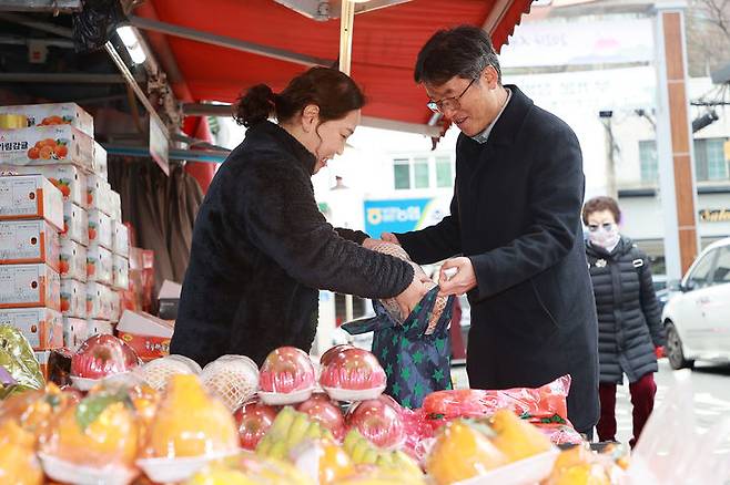 [울산=뉴시스] 구미현 기자 = 천창수 울산시교육감이 6일 울산 중구 태화종합시장에서 설 맞이 제수용품을 구입하고 있다. 2024.02.06. (사진=울산시교육청 제공) *재판매 및 DB 금지