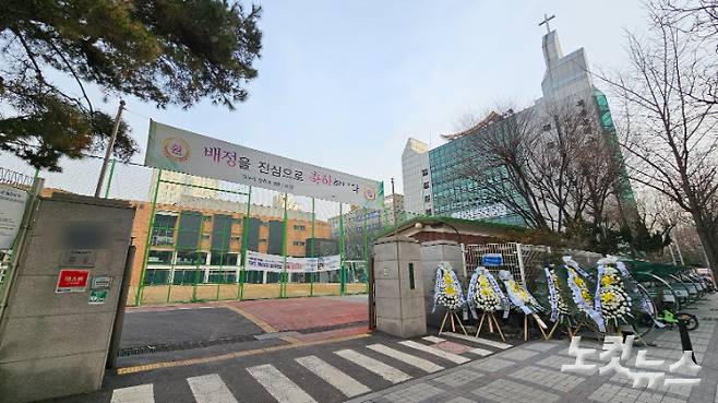 학교 복직을 나흘 앞둔 지난달 29일, 서울 양천구의 한 중학교 영양교사 A씨가 자신의 자택에서 숨진 채 발견됐다. 이 소식을 접한 전국의 동료 교사들은 A씨가 몸담았던 학교로 조화를 보내 고인의 죽음을 애도했다. 나채영 수습기자