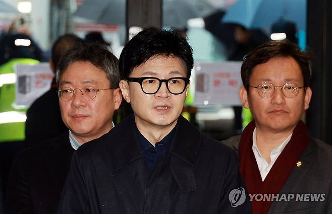 (서울=연합뉴스) 한종찬 기자 = 국민의힘 한동훈 비상대책위원장이 5일 오전 서울 여의도 국민의힘 당사로 출근하며 취재진 질문에 답하고 있다. 2024.2.5 saba@yna.co.kr 연합뉴스