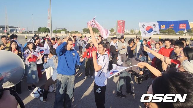 [OSEN=아흐마드 빈 알리 스타디움, 고성환 기자]  붉은 악마 사이로 난입한 요르단 팬.