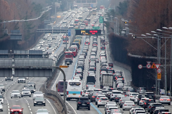 서울 서초구 경부고속도로 잠원 IC 구간이 늘어난 차량들로 정체를 빚고 있다. 뉴스1