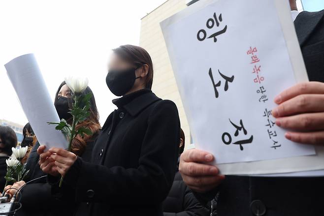 웹툰작가 주호민씨의 아들을 정서적으로 학대한 혐의로 1심에서 유죄 판단을 받은 특수교사 A씨가 6일 오전 경기 수원시 영통구 수원지방법원에서 항소장 제출에 앞서 입장문을 발표하고 있다. ⓒ연합뉴스