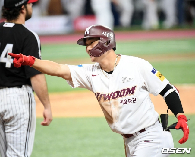 KBO 리그 시절 고척 스카이돔에서 뛰던 김하성의 모습.