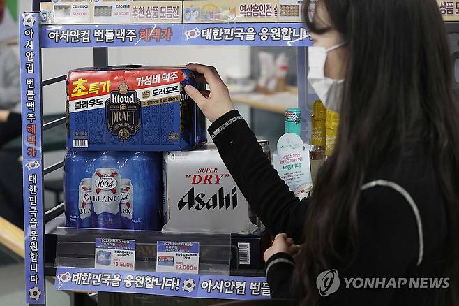 아시안컵 승리 기원 맥주 할인 (서울=연합뉴스) 강민지 기자 = 편의점 업계가 '2023 아시아축구연맹(AFC) 카타르 아시안컵'을 겨냥한 할인 행사를 시작한 14일 서울의 한 GS25편의점에 할인 맥주가 진열되어 있다. 2024.1.14 mjkang@yna.co.kr
