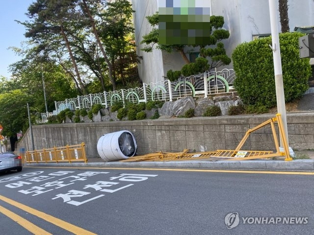 하역작업 중 굴러 내려와 초등학교 어린이보호구역 덮친 무게 1.7t 섬유롤 [연합뉴스 자료사진]