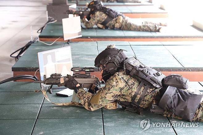 차단벽구조사격장에서 시험 사격 실시하는 장병들 (서울=연합뉴스) 육군이 전군 최초로 유탄·도비탄 및 사격소음을 획기적으로 줄이는 '차단벽구조사격장'을 건설했다. 사진은 천마여단 장병들이 새롭게 준공된 차단벽구조사격장에서 시험 사격을 실시하는 모습. 2024.1.11 [육군 제공. 재판매 및 DB 금지] photo@yna.co.kr