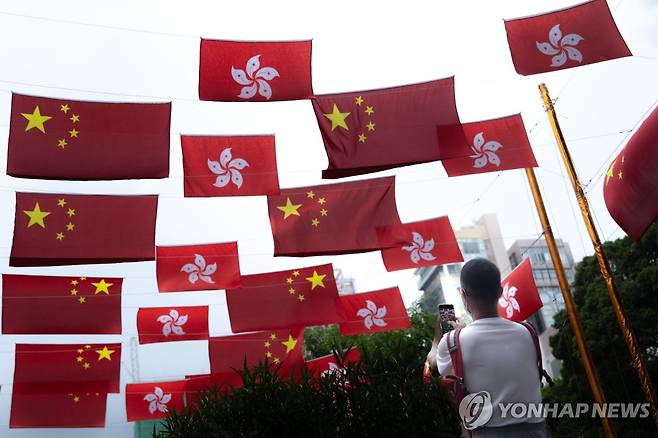 홍콩 거리에 내걸린 중국 국기와 홍콩 깃발 [EPA 연합뉴스 자료사진]