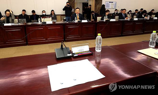 비어있는 대한의사협회장 자리 (서울=연합뉴스) 최재구 기자 = 조규홍 보건복지부 장관이 6일 오후 서울 종로구 정부서울청사에서 열린 2024년 제1차 보건 의료정책심의위원회에 참석해 발언하고 있다. 참석하지 않은 이필수 대한의사협회장의 자리가 비어있다. 2024.2.6 jjaeck9@yna.co.kr