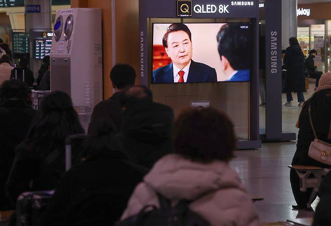 7일 오후 서울역 대합실에서 시민들이 KBS를 통해 녹화 방송되고 있는 윤석열 대통령의 특별 대담을 시청하고 있다. (사진=연합뉴스)