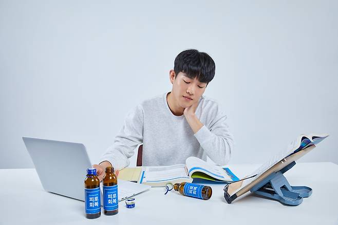 대학생 4명 중 3명이 고카페인 음료가 나쁘다고 인식하고 있음에도 시험 기간에 평소보다 훨씬 많은 양의 카페인을 섭취하는 것으로 나타났다. [사진= 게티이미지뱅크]