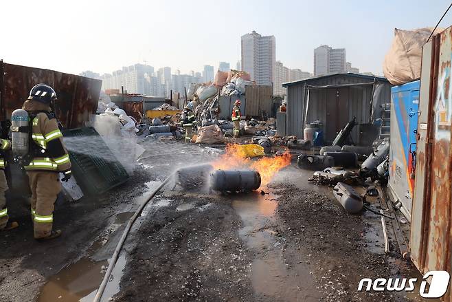 4일 오전 10시44분쯤 인천시 논현동 소재 고물상에서 액화석유가스(LPG)통이 터지면서 불이 났다.(인천공단소방서 제공) ⓒ News1 박소영 기자