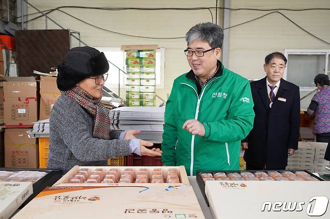 임상섭 산림청 차장이 영동군 곶감 가공업체를 방문해  곶감을 살펴보고 있다. (산림청 제공)/뉴스1