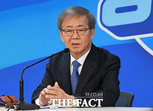 더불어민주당 공천관리위원회는 7일 충남 아산갑에 복기왕 충남도당위원장을 단수공천한다고 밝혔다. 사진은 임현백 민주당 공천관리위원장. /배정한 기자