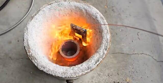 유명 IT 유튜버 제리릭에브리띵이 갤럭시S24 울트라 티타늄 프레임의 내구성을 테스트했다. (사진=유튜브 제리릭에브리띵)