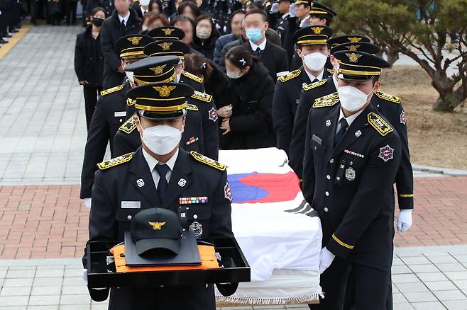 경북 문경 육가공 공장 화재 현장에서 순직한 고(故) 김수광 소방장과 고(故) 박수훈 소방교의 영결식이 3일 오전 경북도청 동락관에서 엄수됐다. /뉴스1